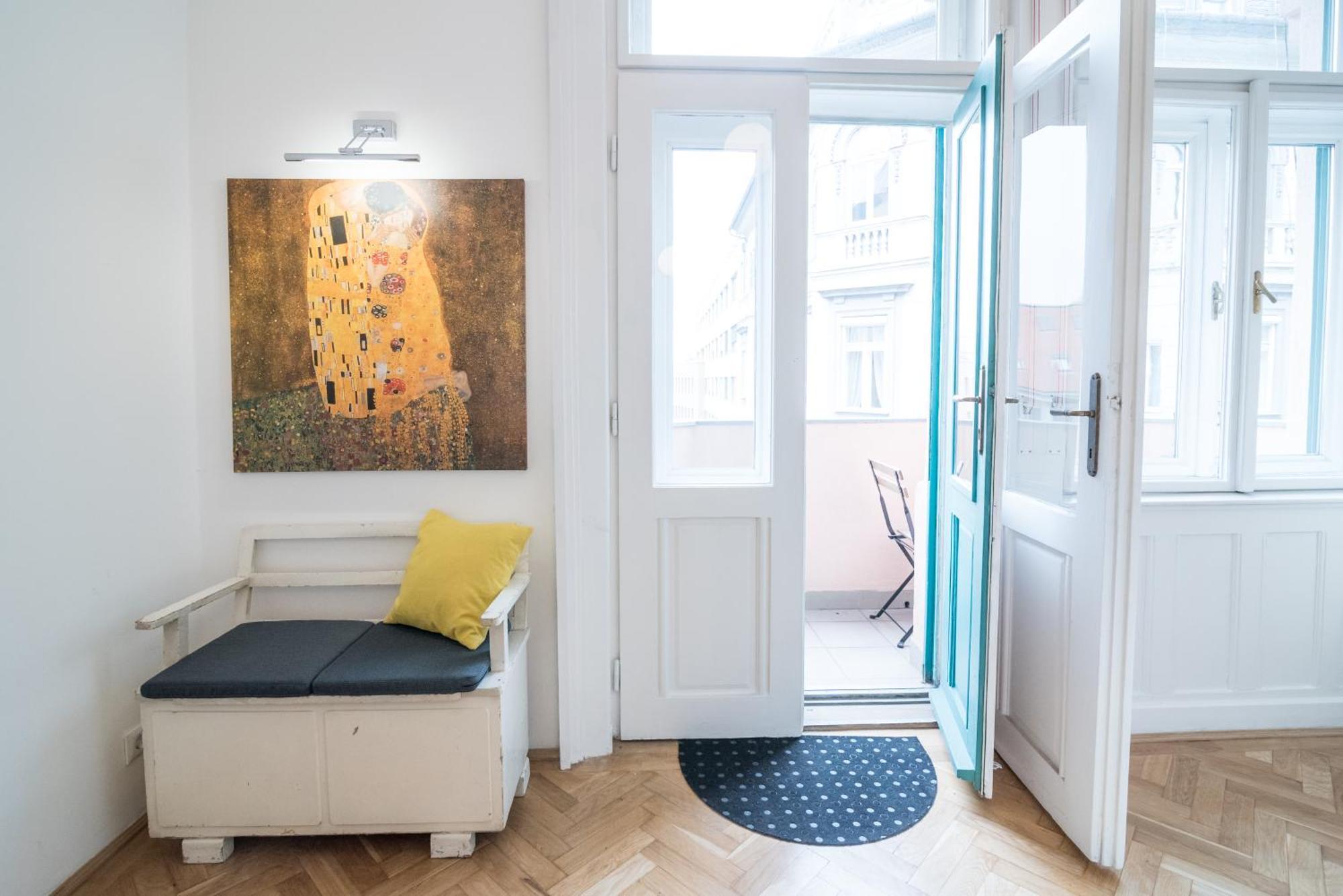 Newsunny At The Budacastle Apartment *
